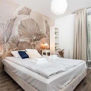 Blossom - Old Town Residence - By Upstairs